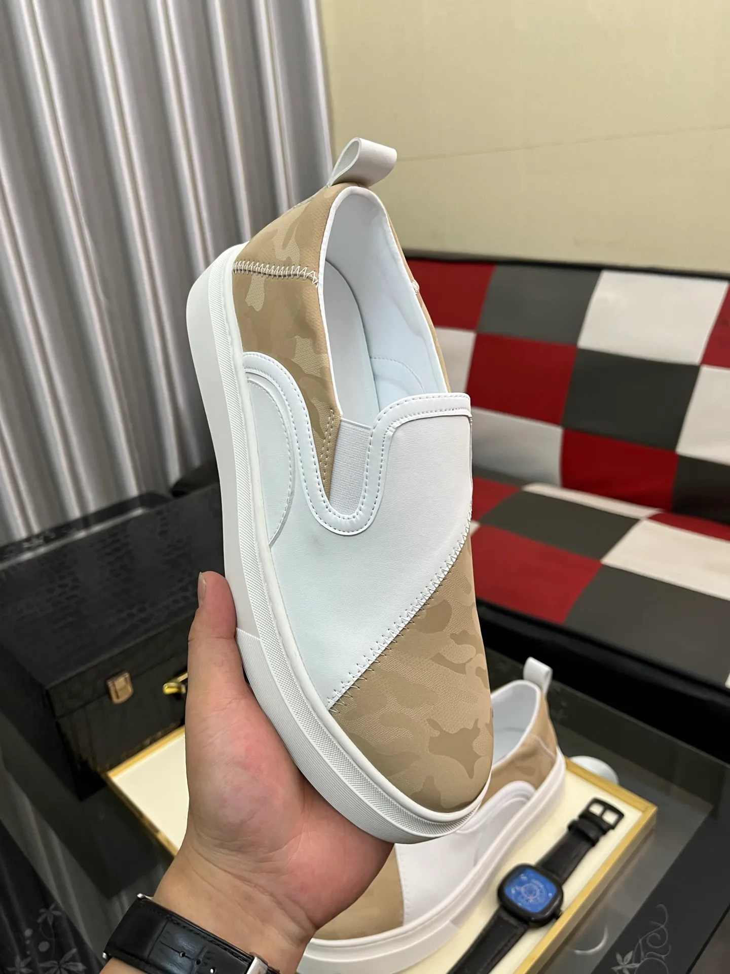 Men's shoes 💰420⌚️⌚️ VALENTINO Valentino's 2024 SS spring and summer new hot casual sports shoes, imported elastic fabric upper ➕The heel is Warren's exclusive rivet shape. The whole is very representative, the combination outsole is really easy to wear and very comfortable on the foot~, classic, comfortable and versatile! Size: 38-443️⃣Colors available